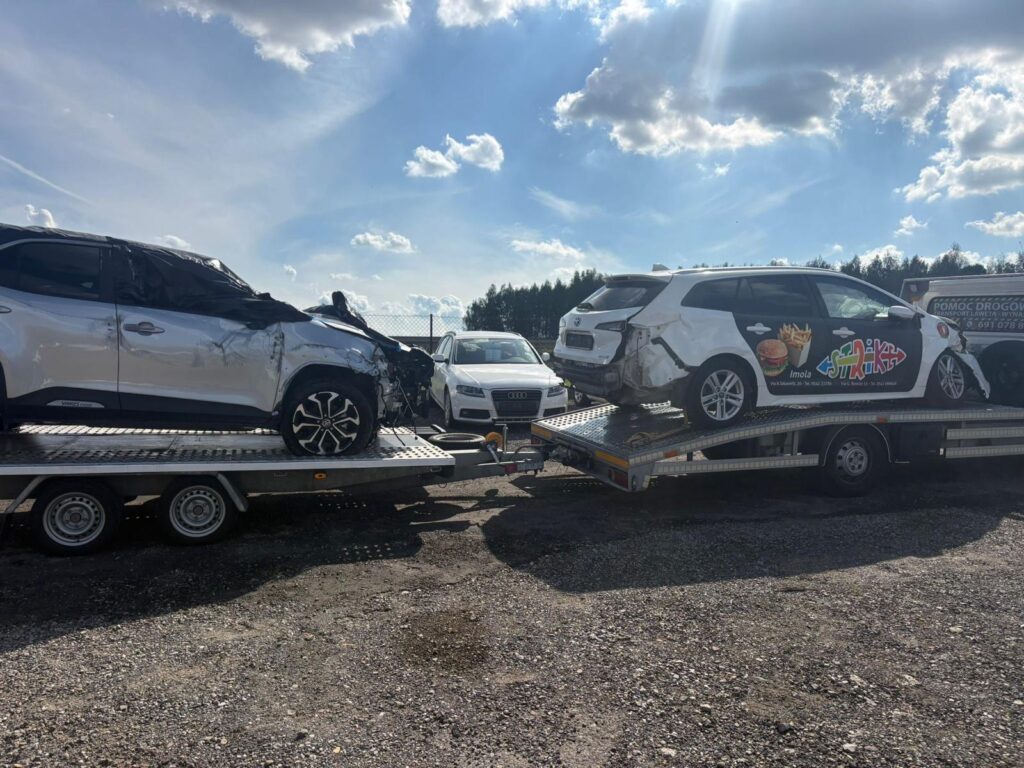 Galeria naszych usług - laweta, holowanie, transport aut przewóz dwóch aut lawetą Świdnica i okolice